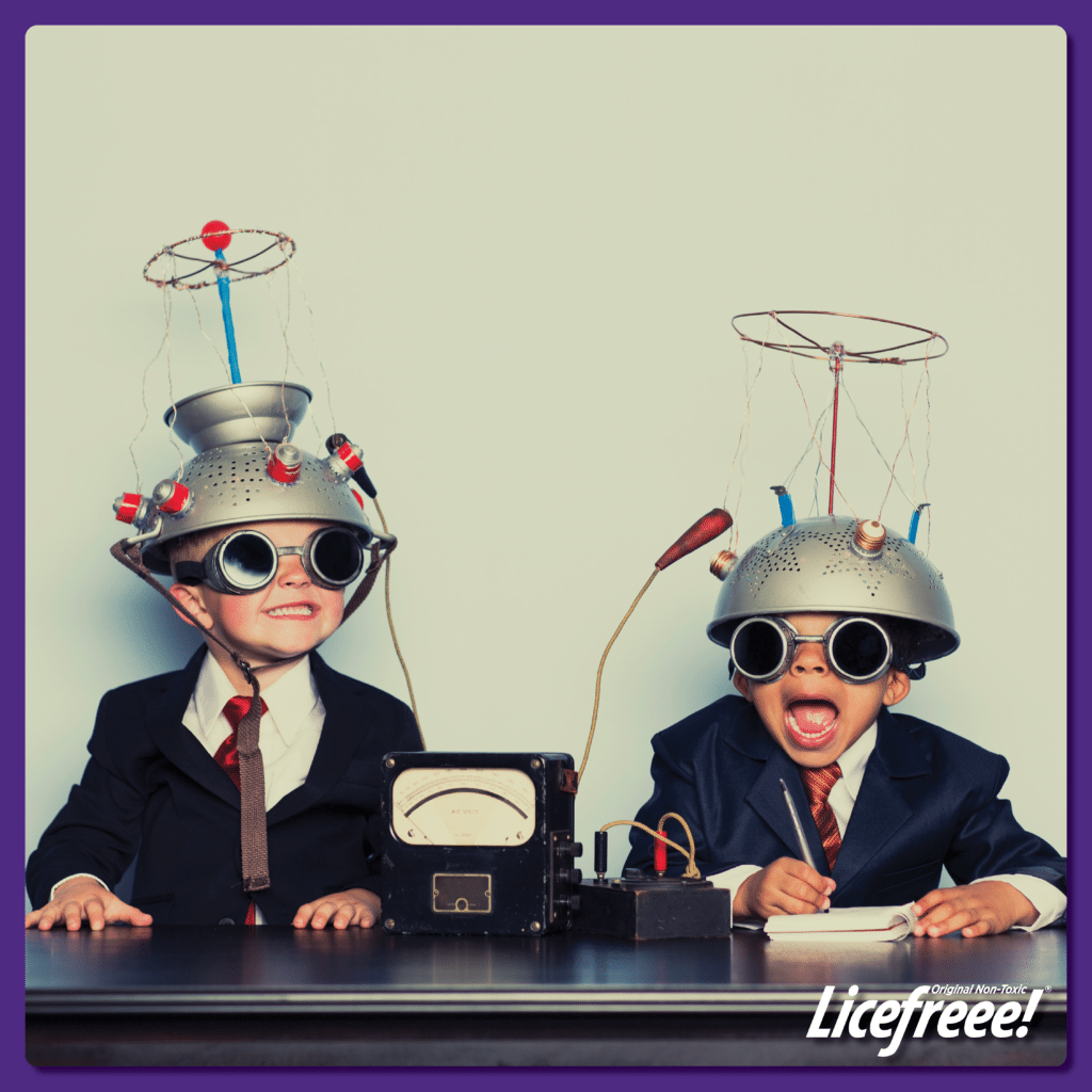 Niños vestidos como empresarios con cascos para leer la mente.